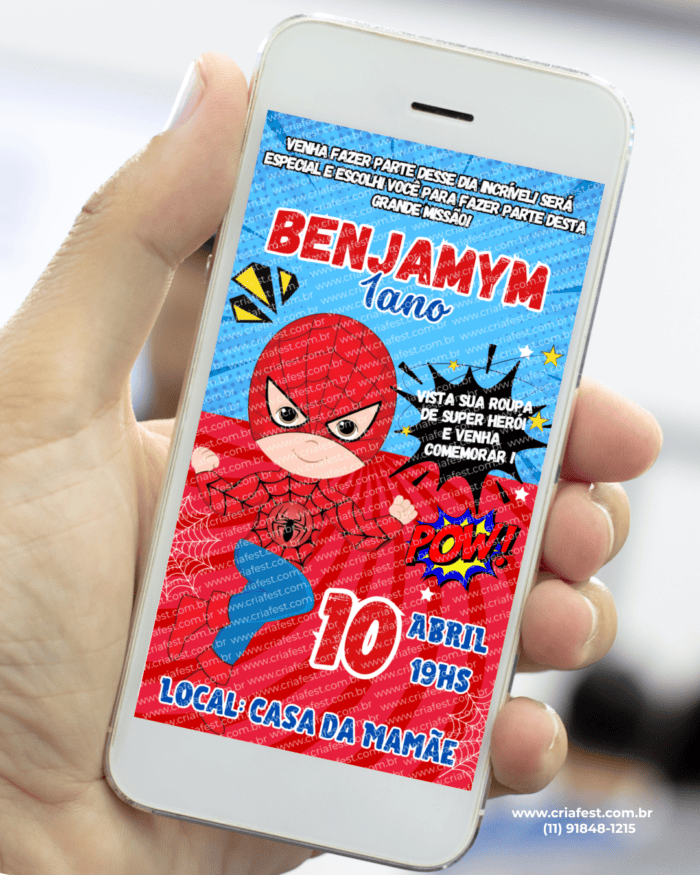 Mão segurando celular exibindo convite digital infantil do Homem-Aranha em versão baby, com fundo azul e vermelho.