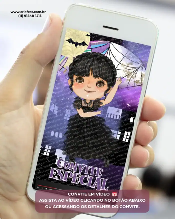 Convite Wandinha animado com foto para aniversário infantil, exibido em celular com animações e elementos inspirados no universo da Wandinha.