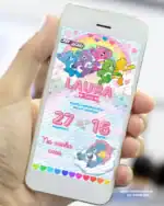 Mão segurando celular com convite digital dos Ursinhos Carinhosos com fundo colorido.
