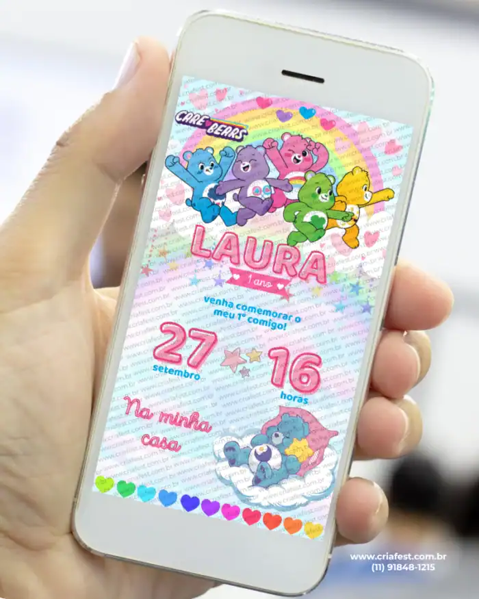 Mão segurando celular com convite digital dos Ursinhos Carinhosos com fundo colorido.