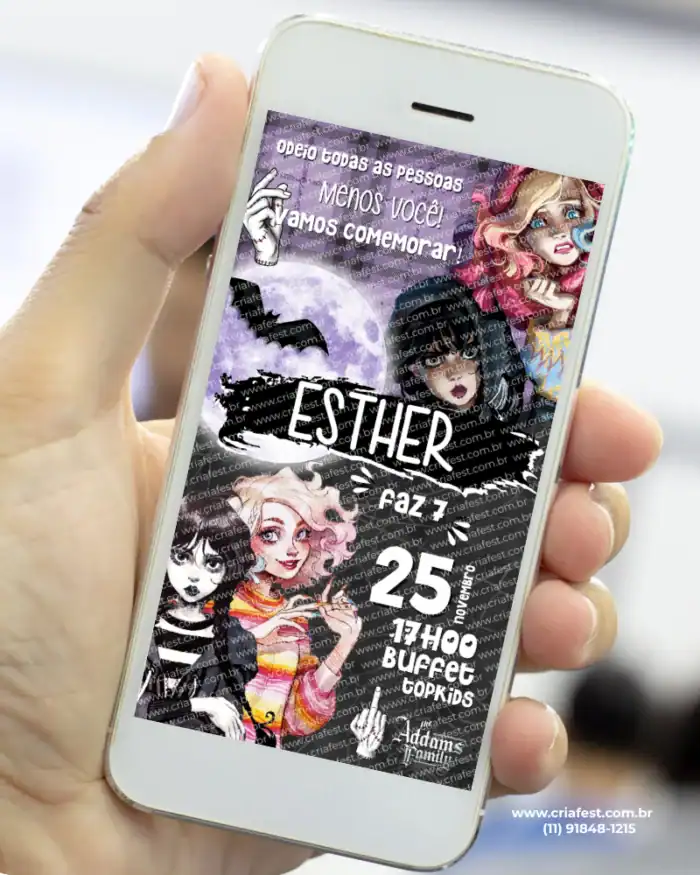 Mão segurando celular com convite digital da Wandinha com fundo escuro e lua, personagens estilo Família Addams.