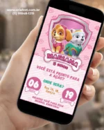 Convite Digital Patrulha Canina Menina com Skye e Everest em destaque, em um design rosa com patinhas e detalhes coloridos para aniversário infantil.