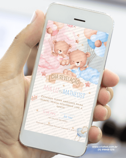 Convite digital de chá revelação com ursinhos segurando balões azul e rosa, layout delicado para envio online, exibido em smartphone.