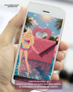 Mão segurando celular exibindo convite animado Barbie Pool Party com envelope rosa e cenário de piscina ao fundo.