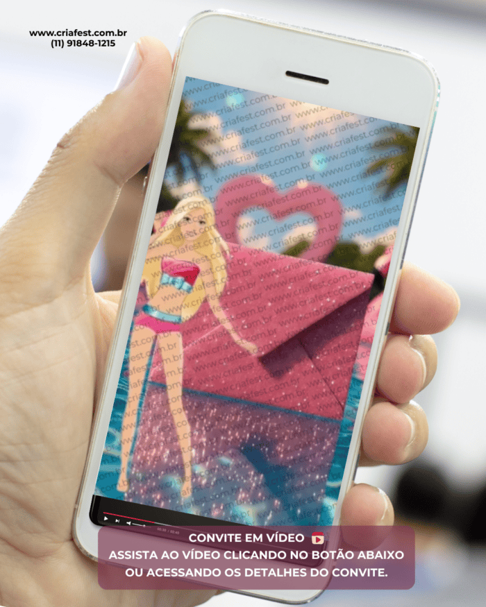 Mão segurando celular exibindo convite animado Barbie Pool Party com envelope rosa e cenário de piscina ao fundo.