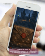 Mão segurando celular exibindo convite animado estilo Harry Potter com envelope marrom com selo vermelho e fundo escuro com luzes.