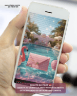 Mão segurando celular exibindo convite animado Pool Party com envelope rosa flutuando na piscina e boias de flamingo.