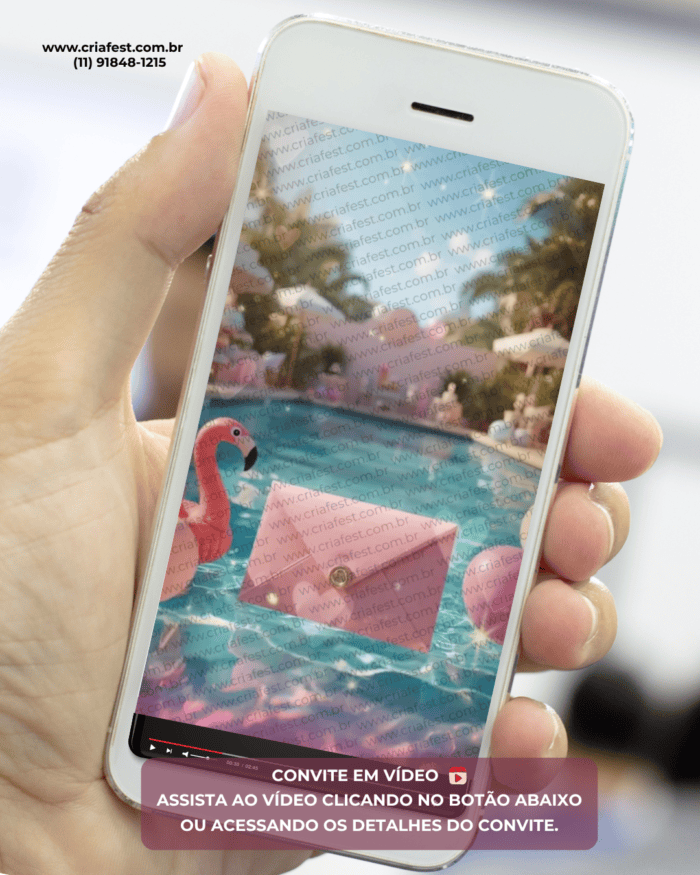 Mão segurando celular exibindo convite animado Pool Party com envelope rosa flutuando na piscina e boias de flamingo.