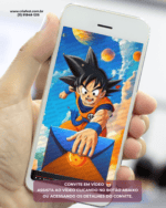 Mão segurando celular exibindo convite animado do Dragon Ball com personagem Goku saindo de um envelope azul e fundo com planetas.