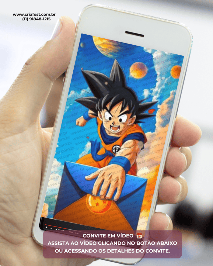 Mão segurando celular exibindo convite animado do Dragon Ball com personagem Goku saindo de um envelope azul e fundo com planetas.