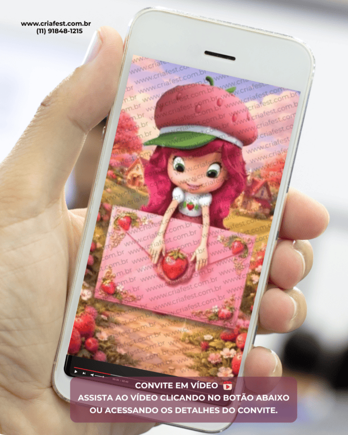 Convite animado Moranguinho para aniversário infantil exibido na tela de um celular