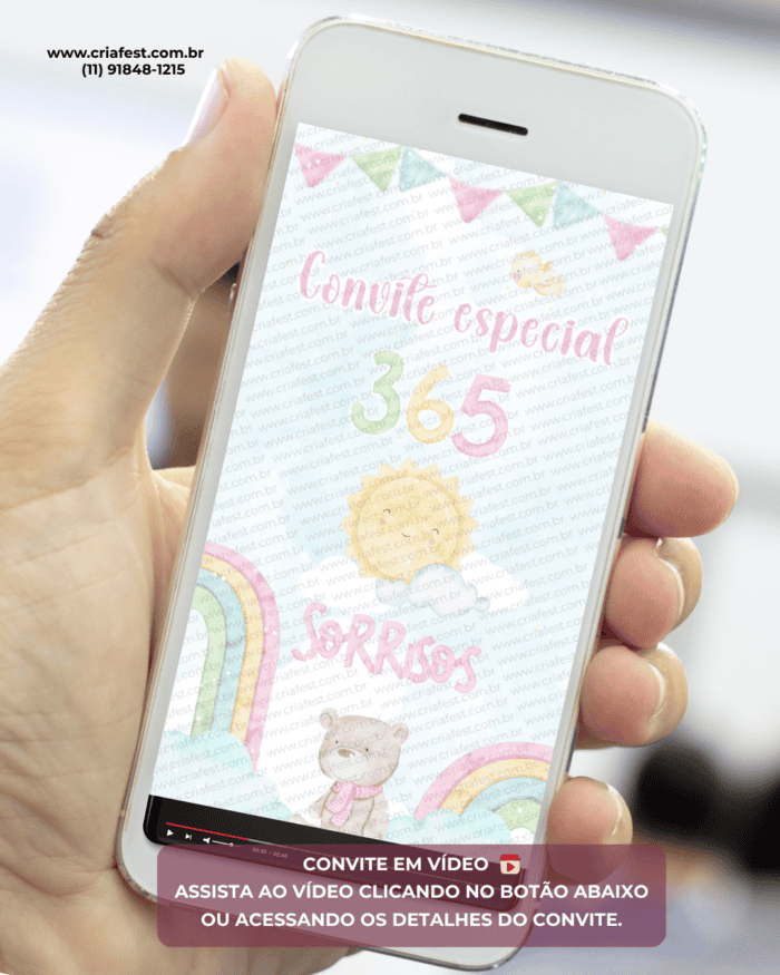 Celular exibindo convite animado em vídeo infantil tema 365 Sorrisos com arco-íris e ursinho
