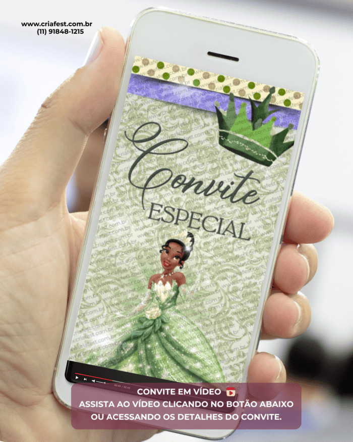 Mockup de celular com convite animado em vídeo tema princesa e o sapo com vestido verde para festa infantil