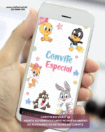 Mão segurando smartphone com convite animado em vídeo tema Baby Looney Tunes para aniversário infantil