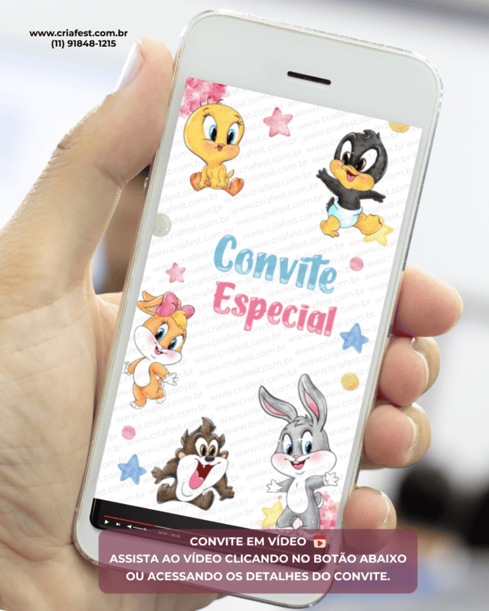 Mão segurando smartphone com convite animado em vídeo tema Baby Looney Tunes para aniversário infantil