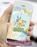 Mão segurando smartphone com convite animado em vídeo tema Baby Looney Tunes para aniversário infantil