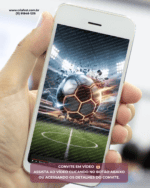 Celular exibindo convite animado em vídeo tema futebol copa do mundo com bola no estádio para aniversário