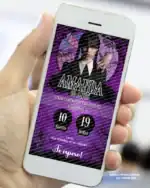 Mão segurando celular com convite digital de aniversário da Wandinha em fundo roxo com ilustração do personagem.
