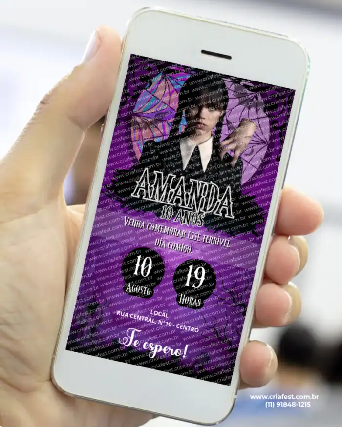 Mão segurando celular com convite digital de aniversário da Wandinha em fundo roxo com ilustração do personagem.