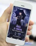 Mão segurando celular com convite digital de aniversário da Wandinha, fundo escuro com lua cheia e morcegos.