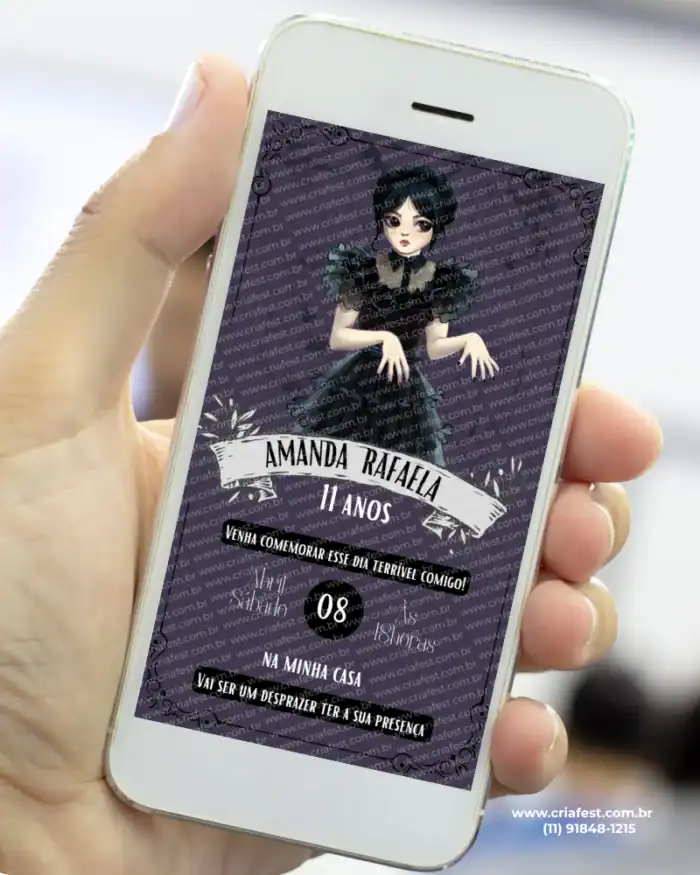 Mão segurando celular com convite digital de aniversário da Wandinha em fundo roxo escuro, personagem centralizada.