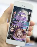 Convite digital inspirado na Wandinha com foto personalizada para aniversário infantil, exibido em celular com visual sombrio e elementos divertidos.