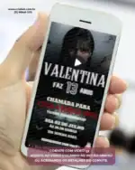 Convite digital com vídeo animado inspirado na Wandinha para aniversário adolescente, exibido em celular com visual sombrio e temática misteriosa.