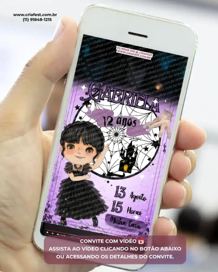 Convite digital inspirado na Wandinha com vídeo para aniversário infantil, exibido em celular com elementos sombrios e detalhes personalizados.